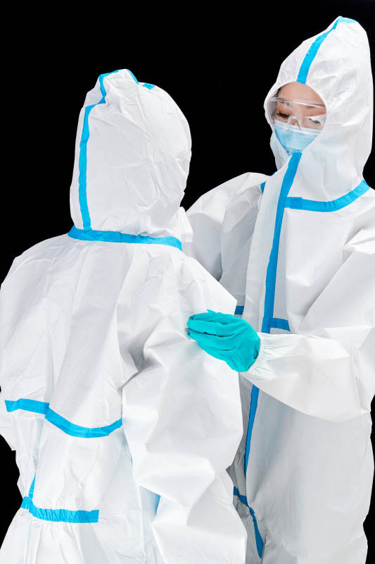 穿白色防护服佩戴护目镜口罩的防疫人员图片