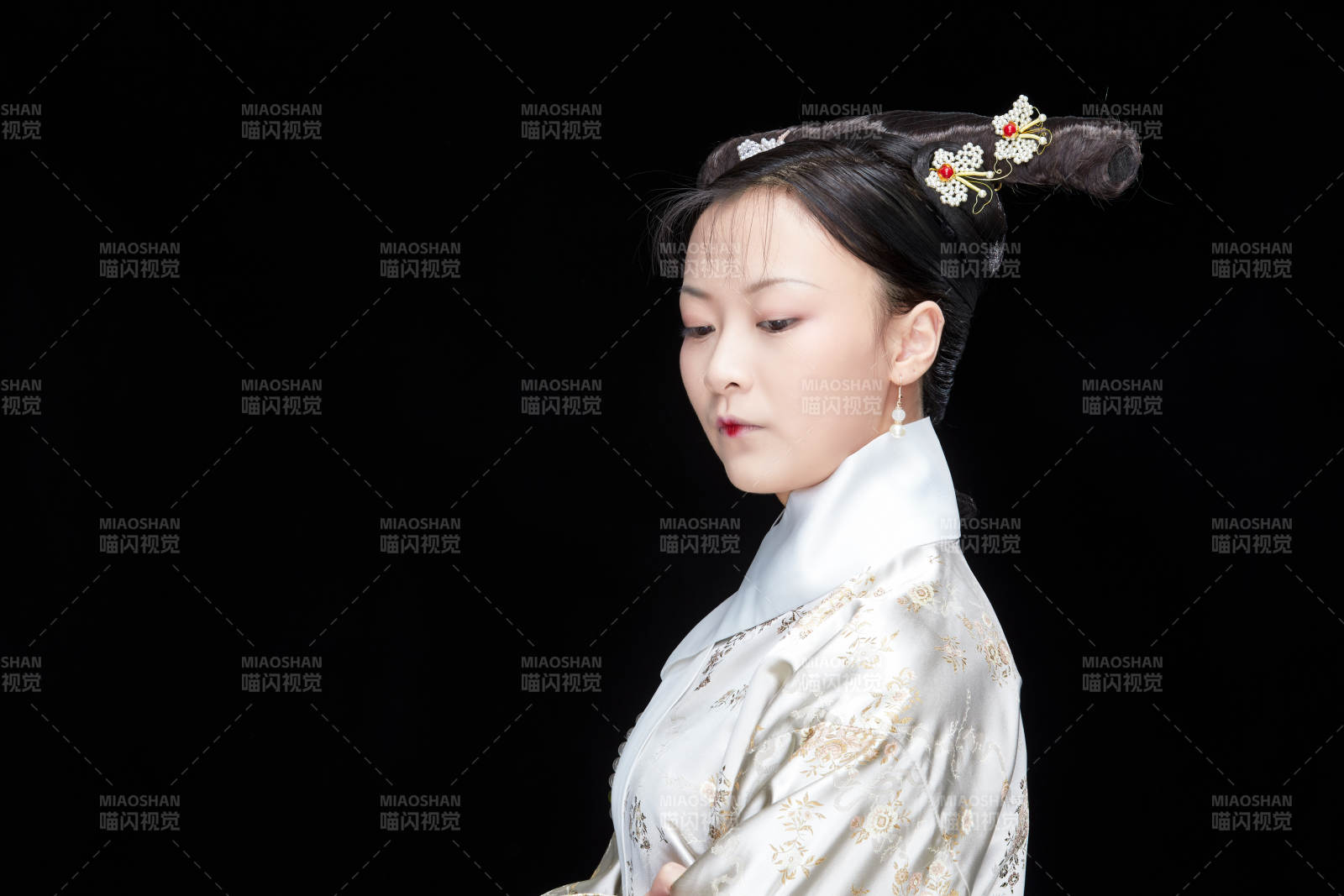 黑色背景下的清代女性古装造型清朝古装图片