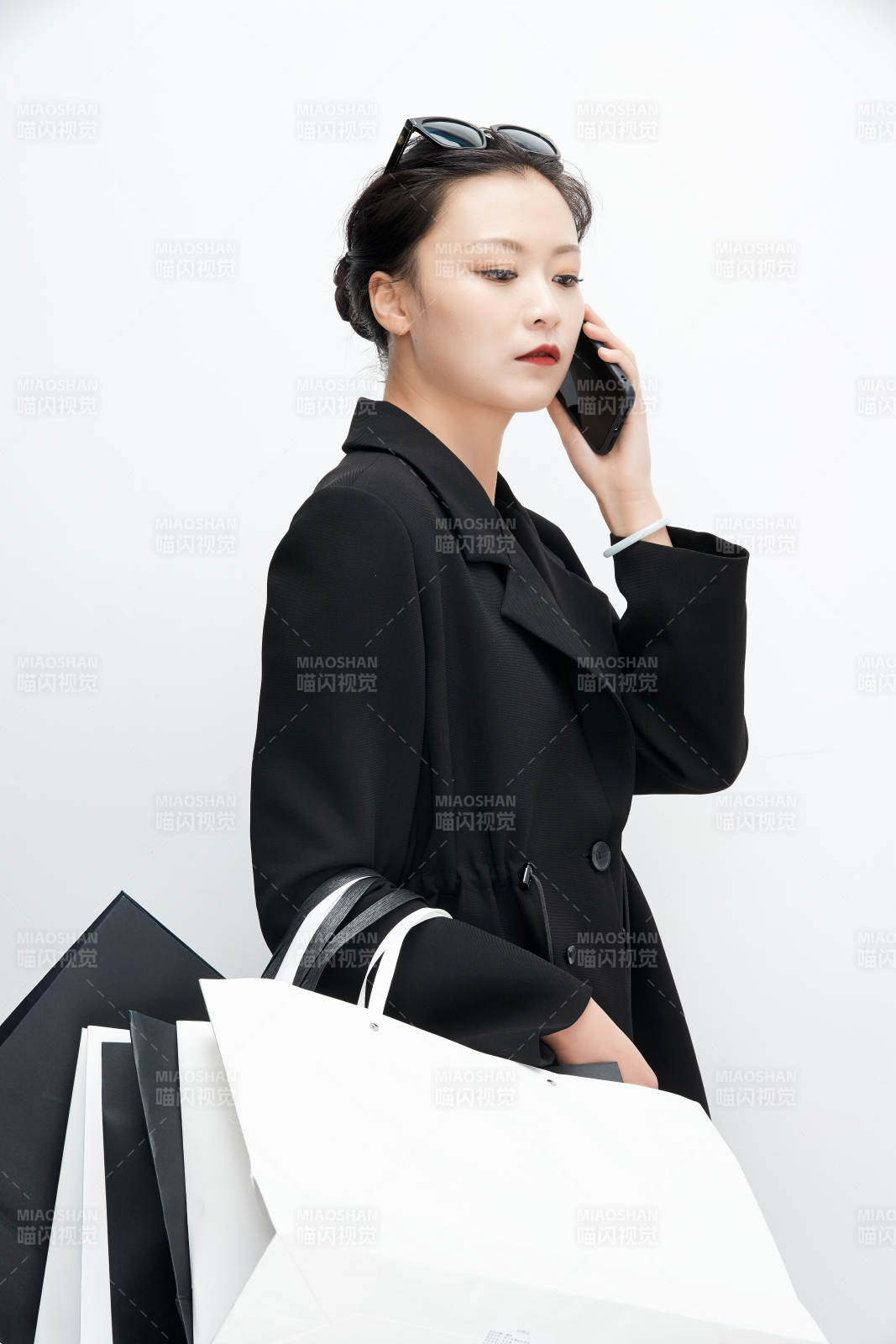 白色背景下手提购物袋时尚美丽的亚洲少女图片