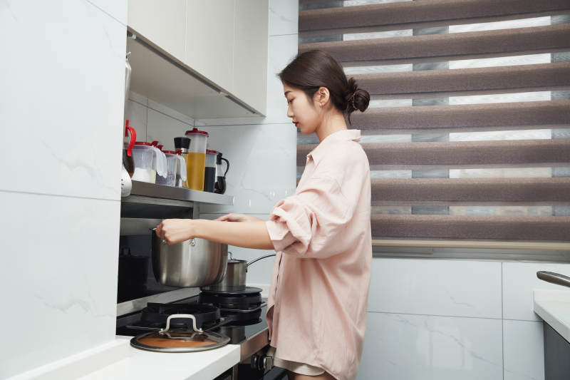 在厨房下厨的年轻亚洲女性图片