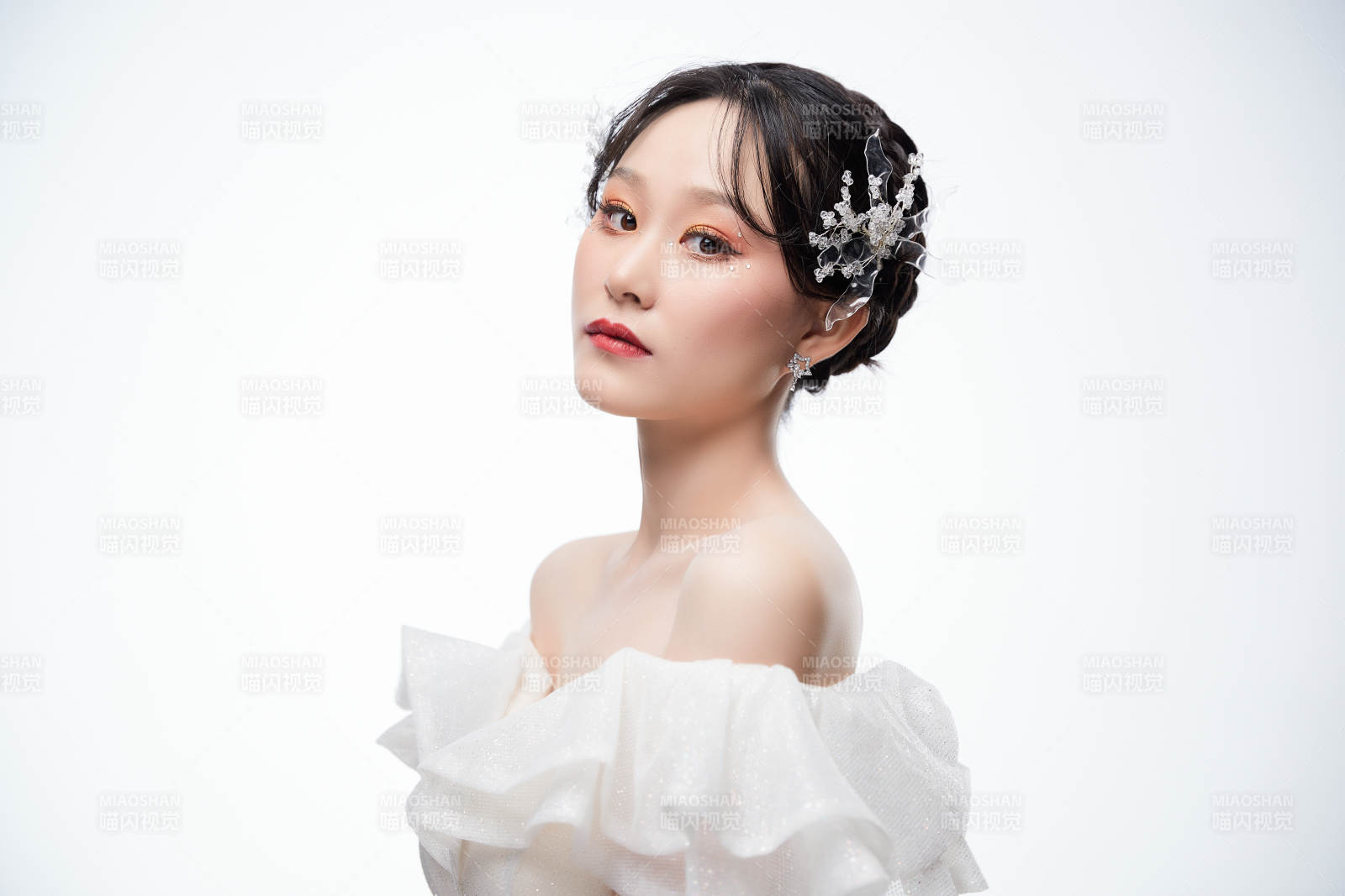 女性婚纱妆面图片