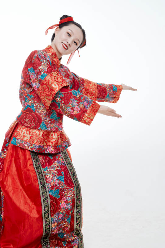 身穿中国传统服饰的青年女性图片