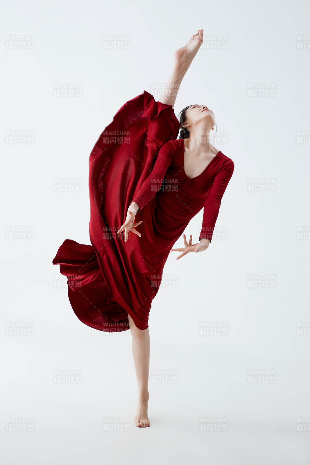 穿着红色长裙翩翩起舞的少女图片