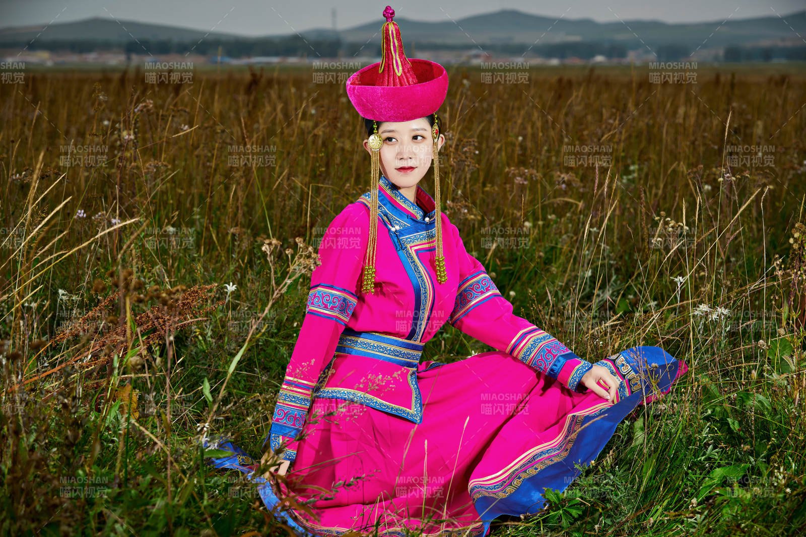 草原上身穿豪华蒙古族服饰的蒙族少女图片