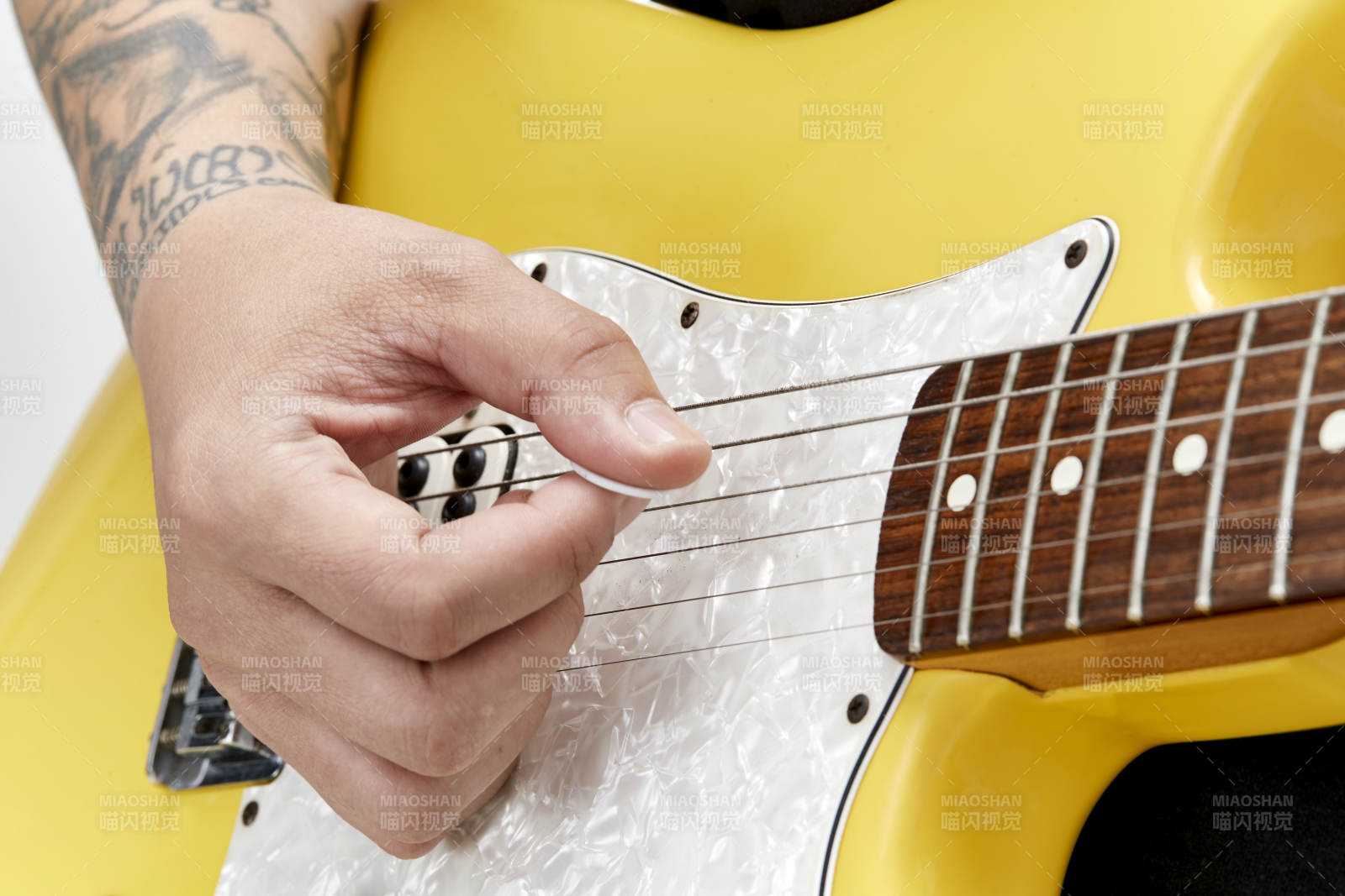 示范演奏摇滚电吉他的亚洲男性乐手人像局部特写图片