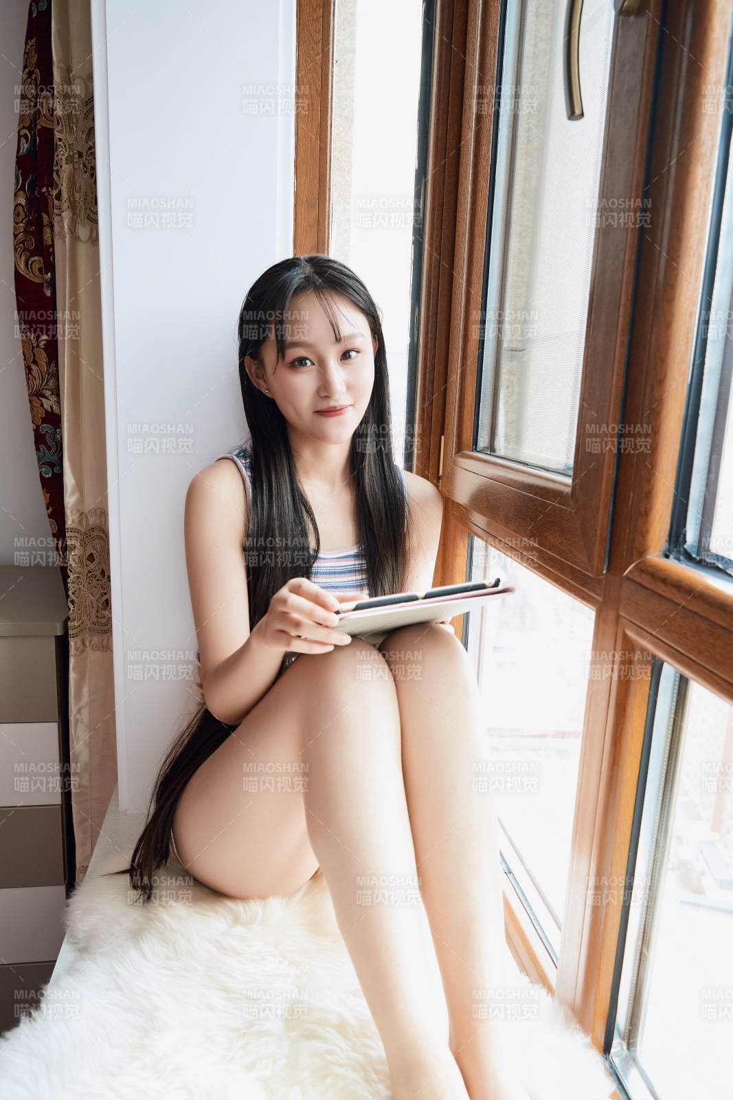 躺在舒适的飘窗上听音乐追剧的亚洲少女图片