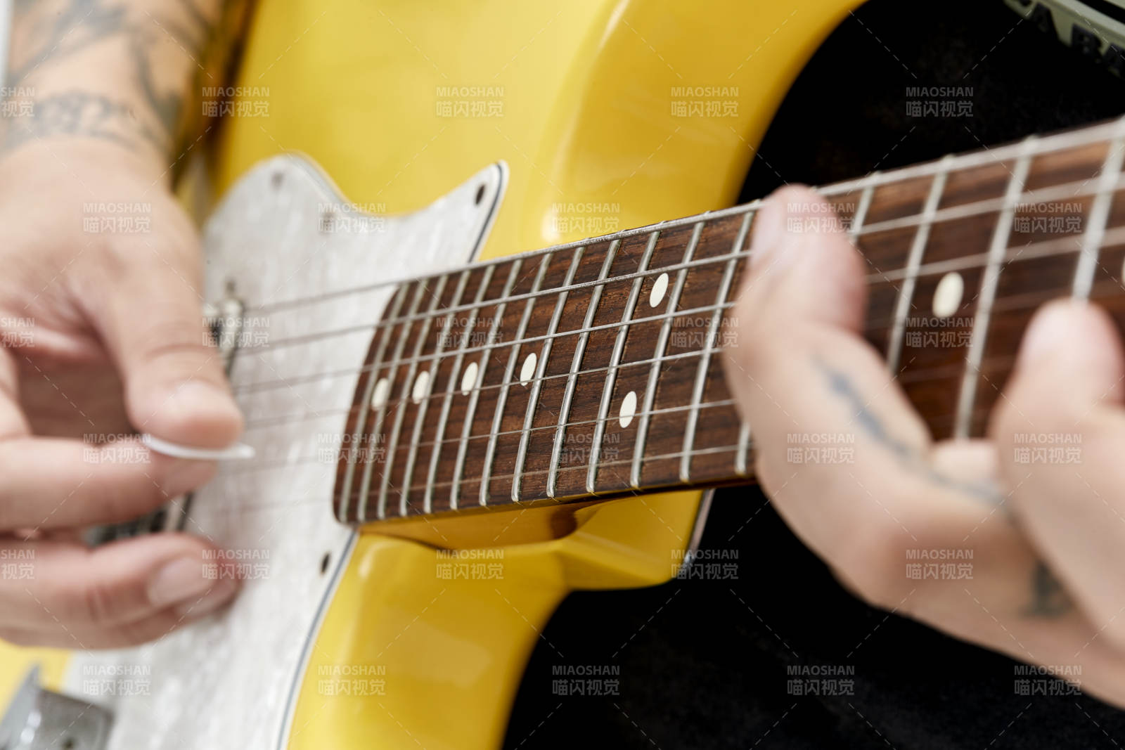 示范演奏摇滚电吉他的亚洲男性乐手人像局部特写图片