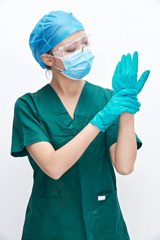 白色背景下的外科手术医疗人员形象图片