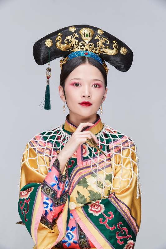 白色背景下的清代女性古装造型清朝古装图片