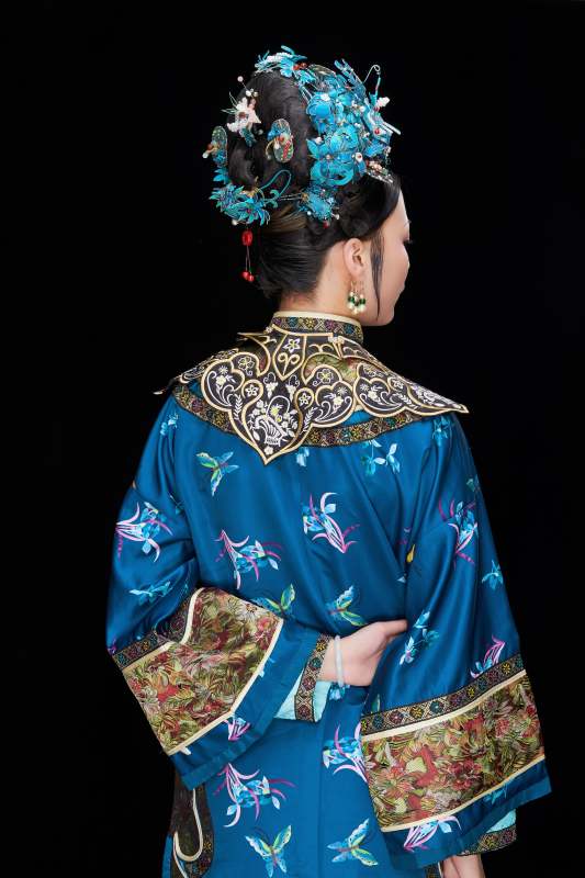 黑色背景下的清代女性古装造型清朝古装图片