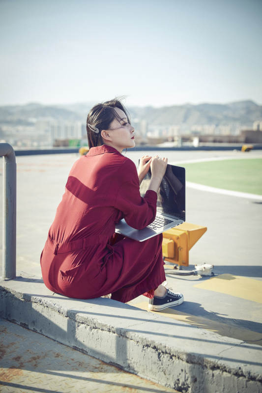 亚洲商务年轻女性在楼顶停机坪使用电脑办公图片