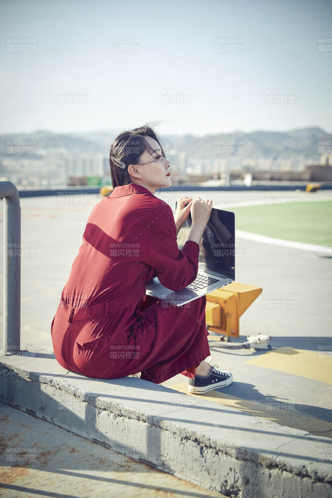 亚洲商务年轻女性在楼顶停机坪使用电脑办公图片