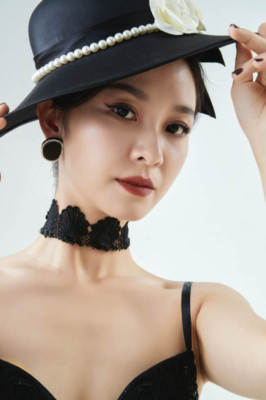 棚拍白色背景下的洁白婚纱新娘美妆图片