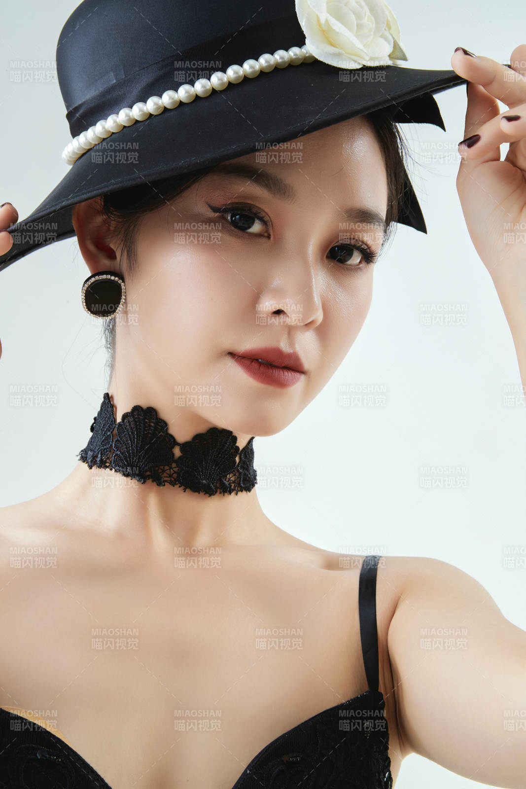 棚拍白色背景下的洁白婚纱新娘美妆图片