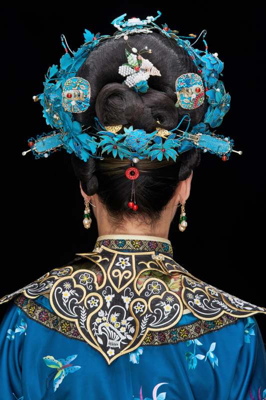 黑色背景下的清代女性古装造型清朝古装图片