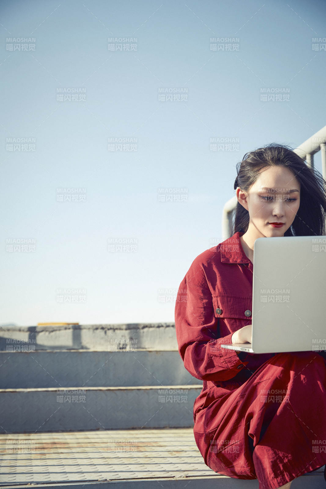 亚洲商务年轻女性在楼顶停机坪使用电脑办公图片