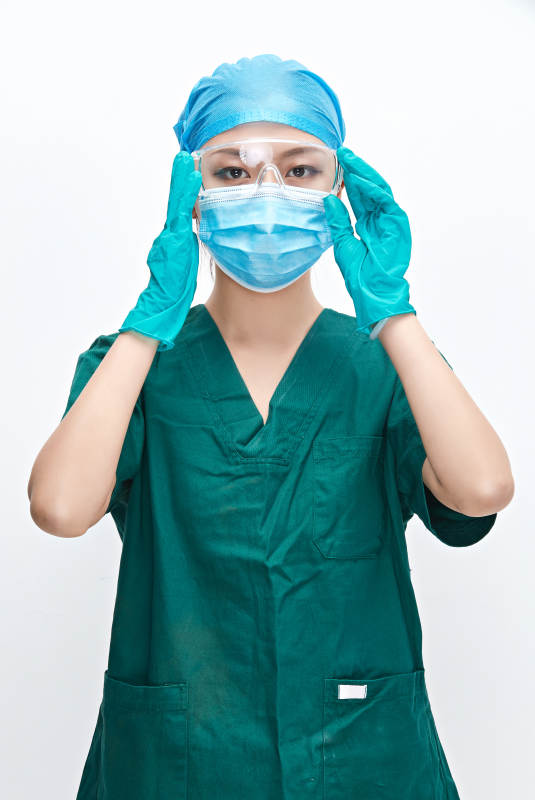 白色背景下的外科手术医疗人员形象图片