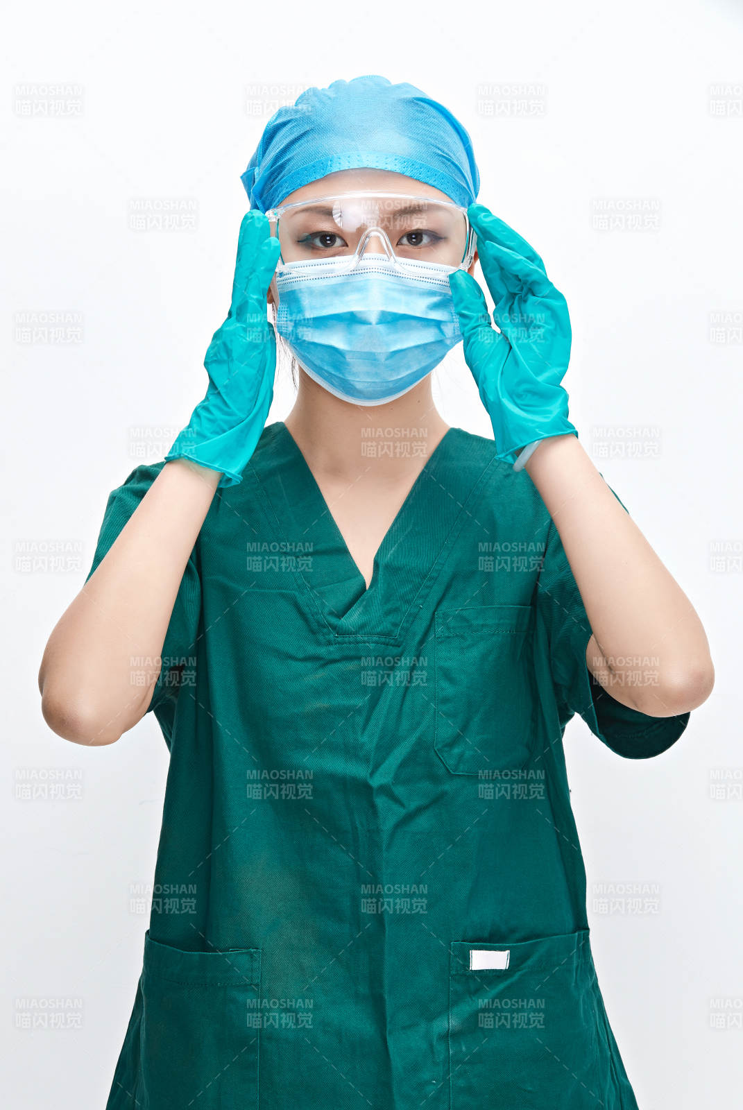 白色背景下的外科手术医疗人员形象图片