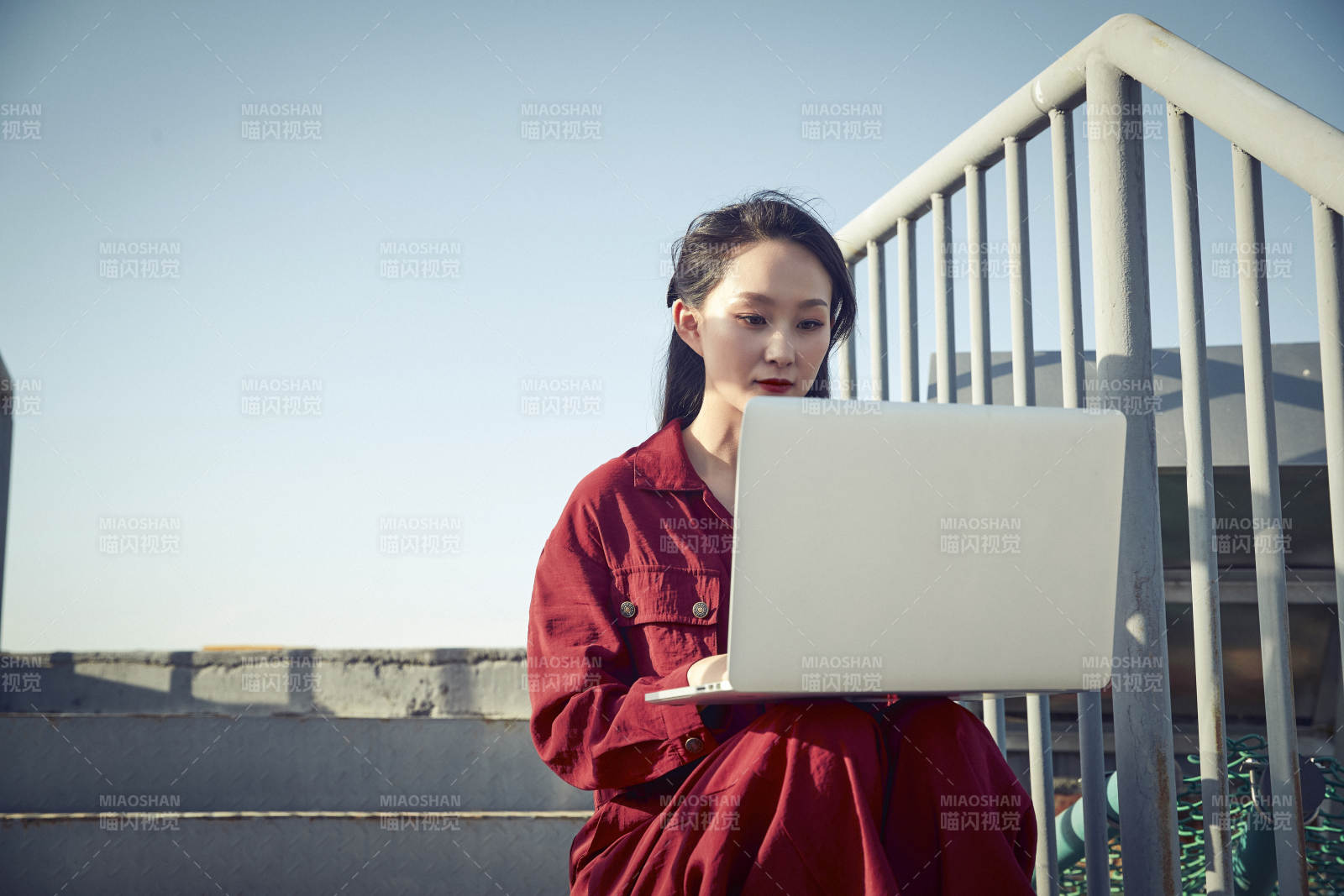 亚洲商务年轻女性在楼顶停机坪使用电脑办公图片