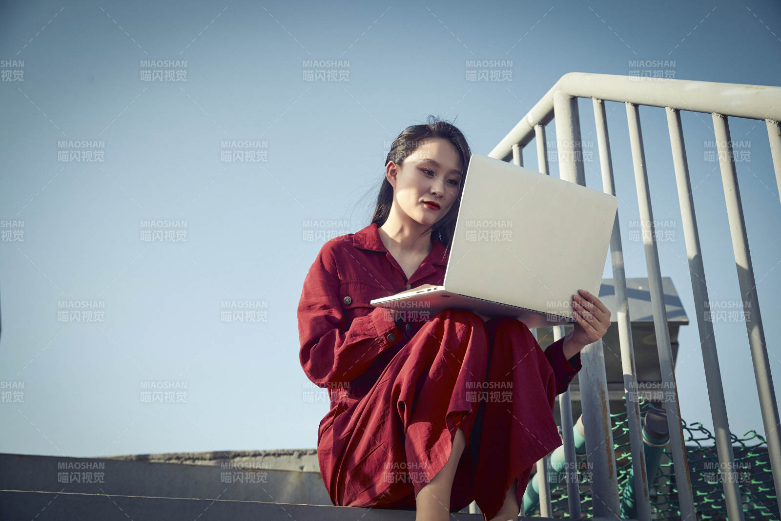 亚洲商务年轻女性在楼顶停机坪使用电脑办公图片
