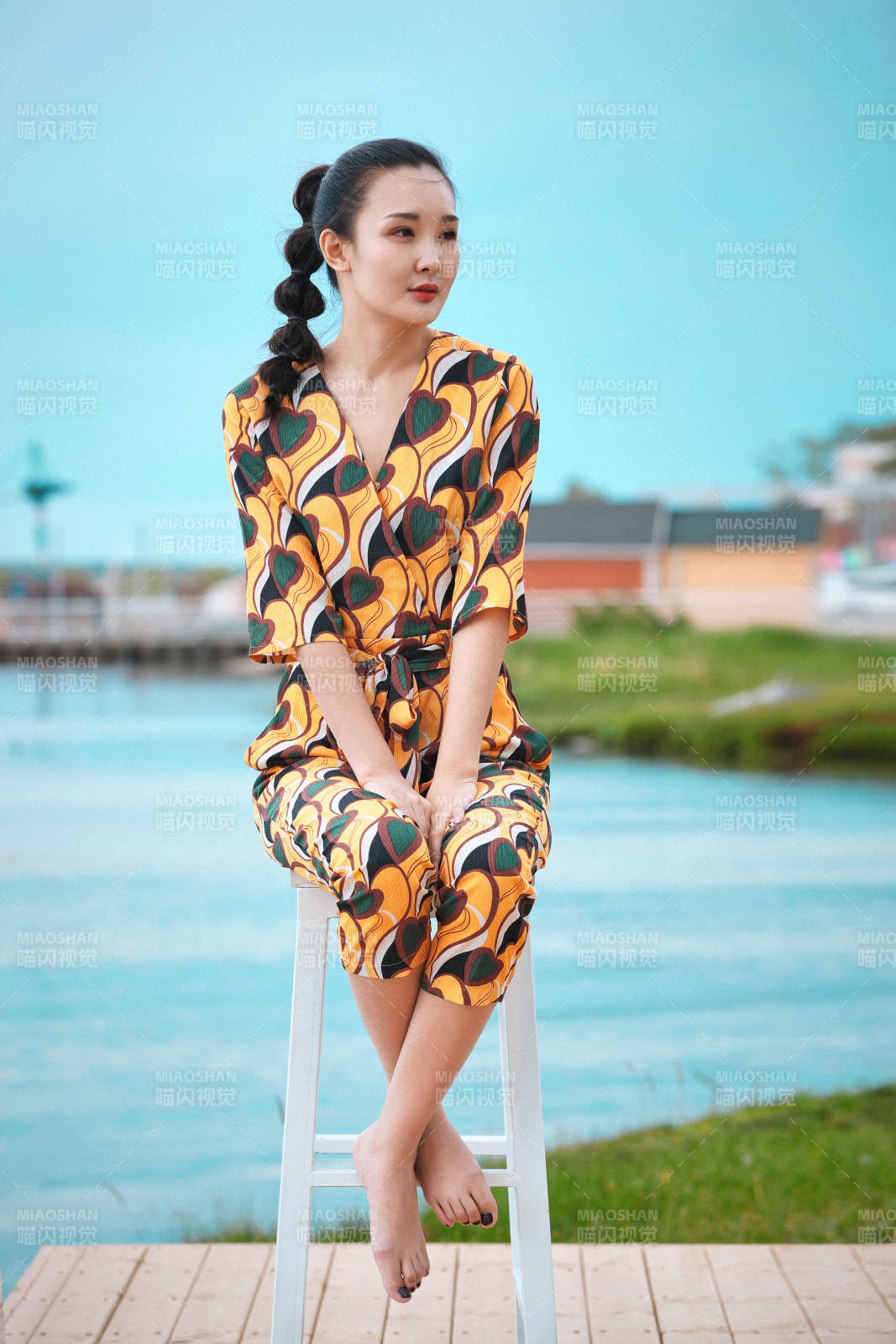 悠闲的坐在美丽湖岸码头的亚洲年轻女性人像图片