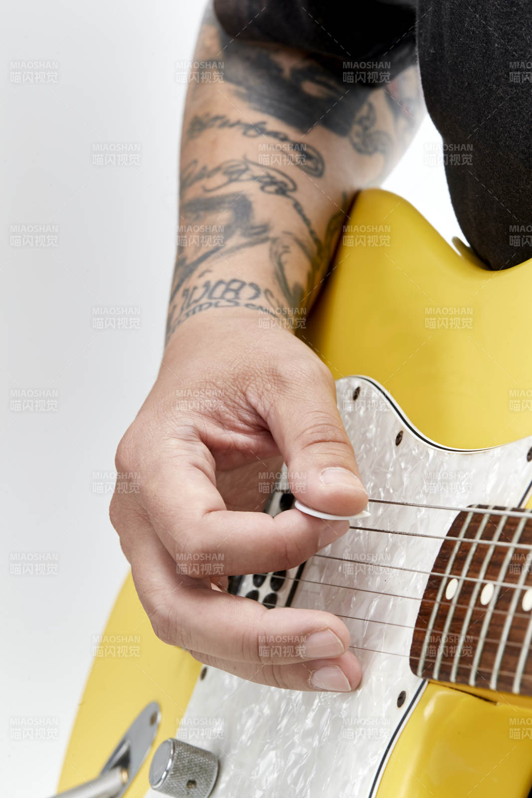 示范演奏摇滚电吉他的亚洲男性乐手人像局部特写图片
