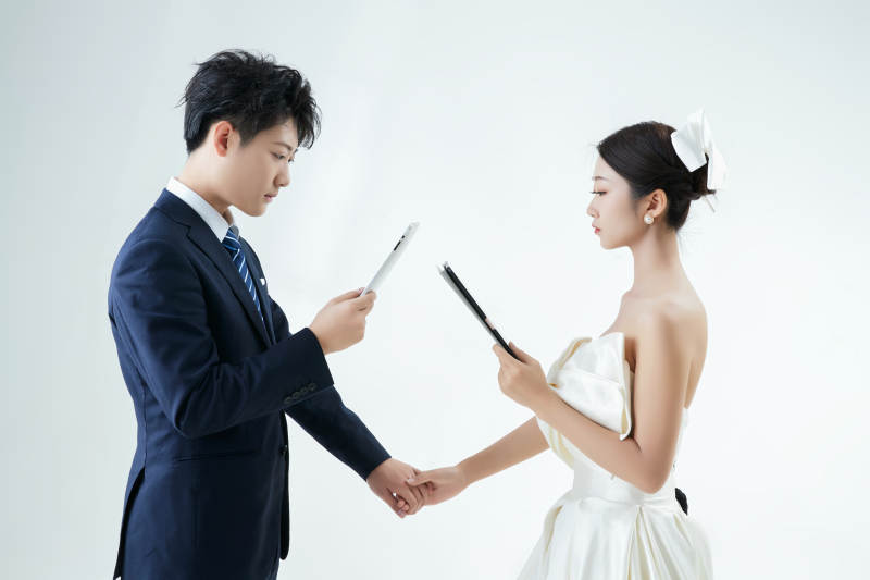 过度使用电子设备而忽略情感的夫妻图片