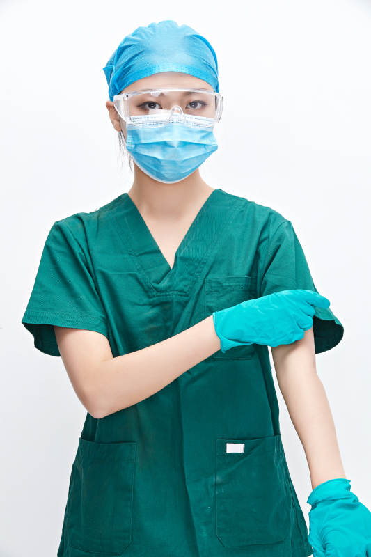 白色背景下的外科手术医疗人员形象图片