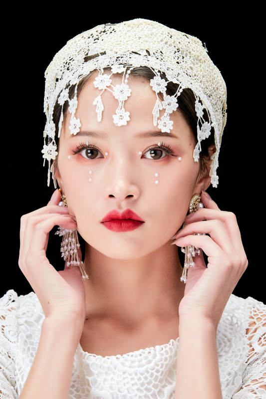 黑色背景下的美妆新娘彩妆人像图片