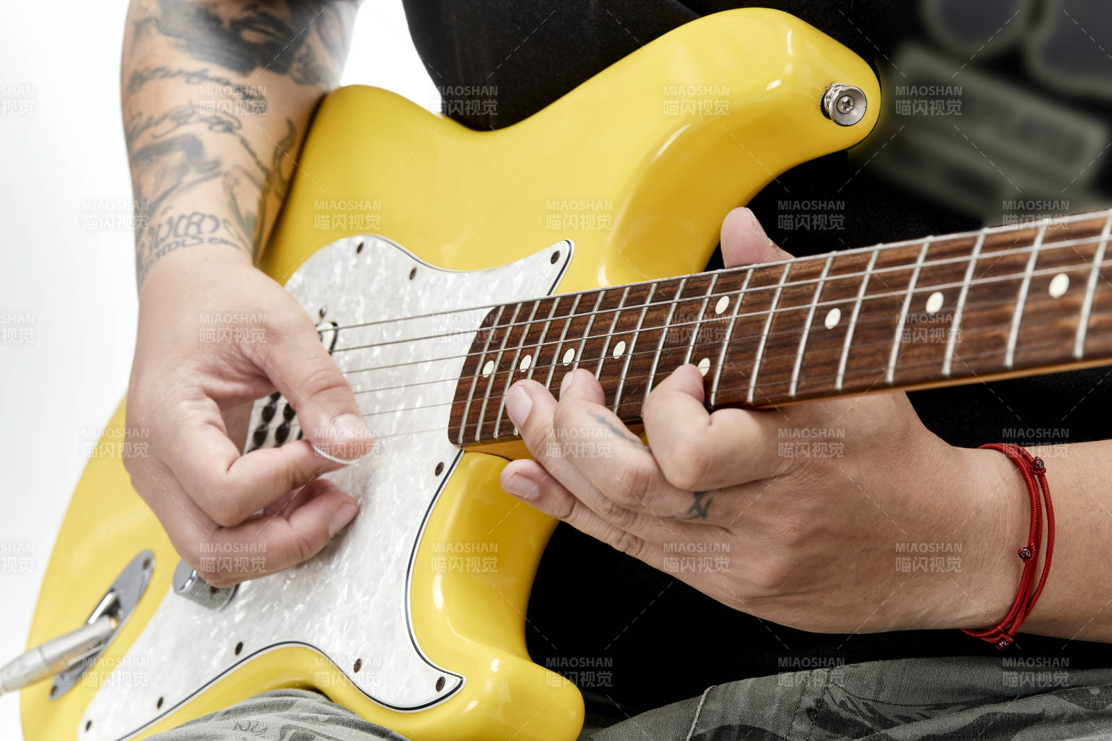 示范演奏摇滚电吉他的亚洲男性乐手人像局部特写图片