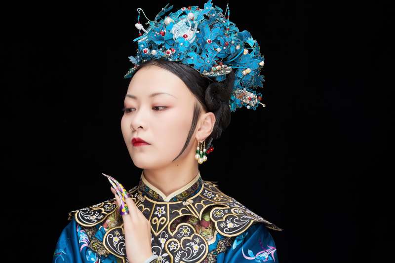 黑色背景下的清代女性古装造型清朝古装图片