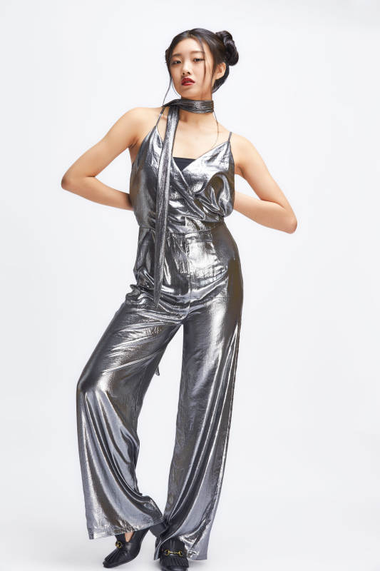 白色背景前的亚洲女性舞者图片