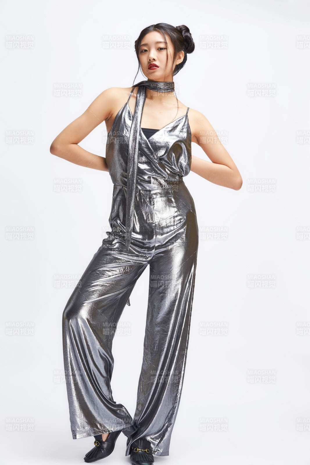 白色背景前的亚洲女性舞者图片