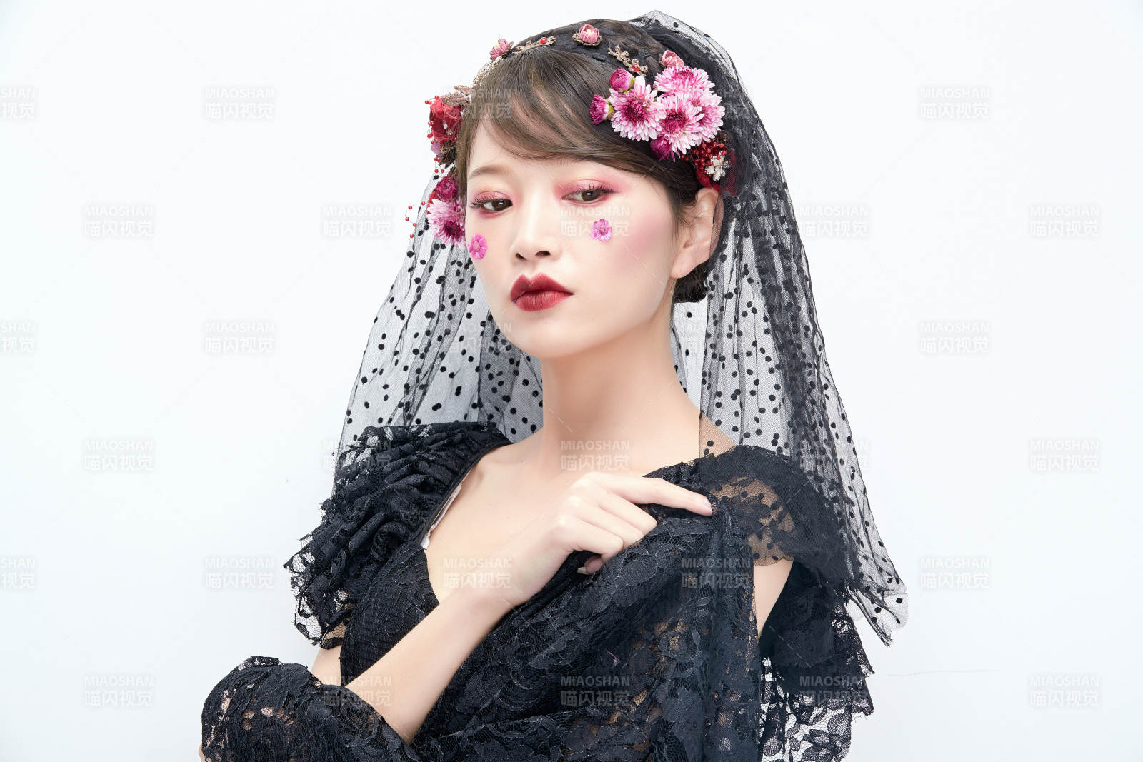 白色背景下的新娘彩妆美女人像图片