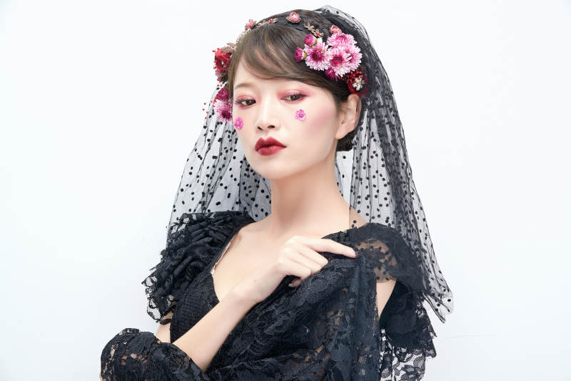 白色背景下的新娘彩妆美女人像图片