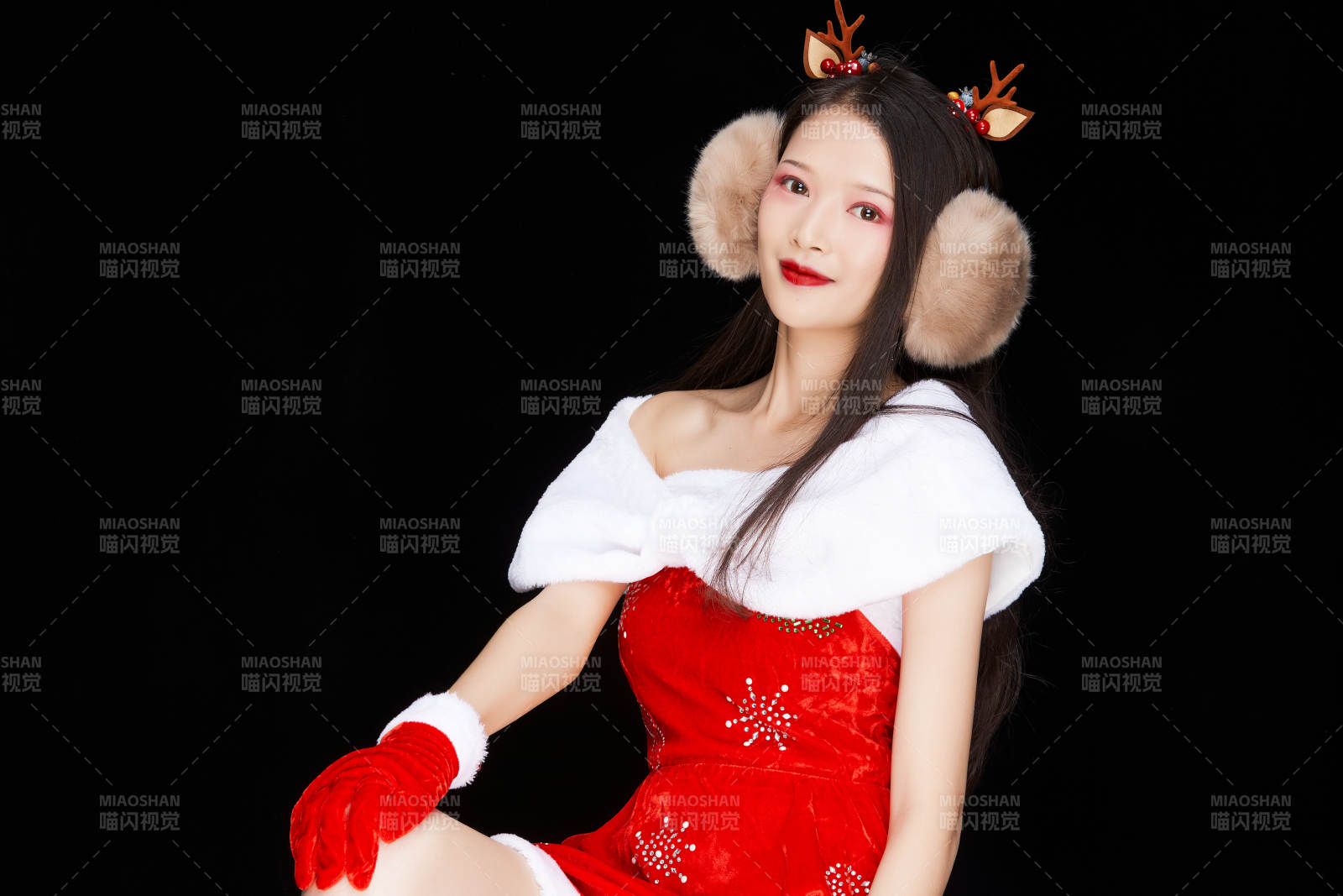 身穿圣诞服饰手提购物袋性感可爱的圣诞女郎图片