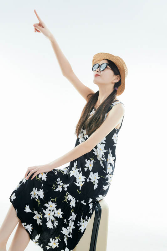 白色背景下准备出发旅行的美丽东方女大学生图片