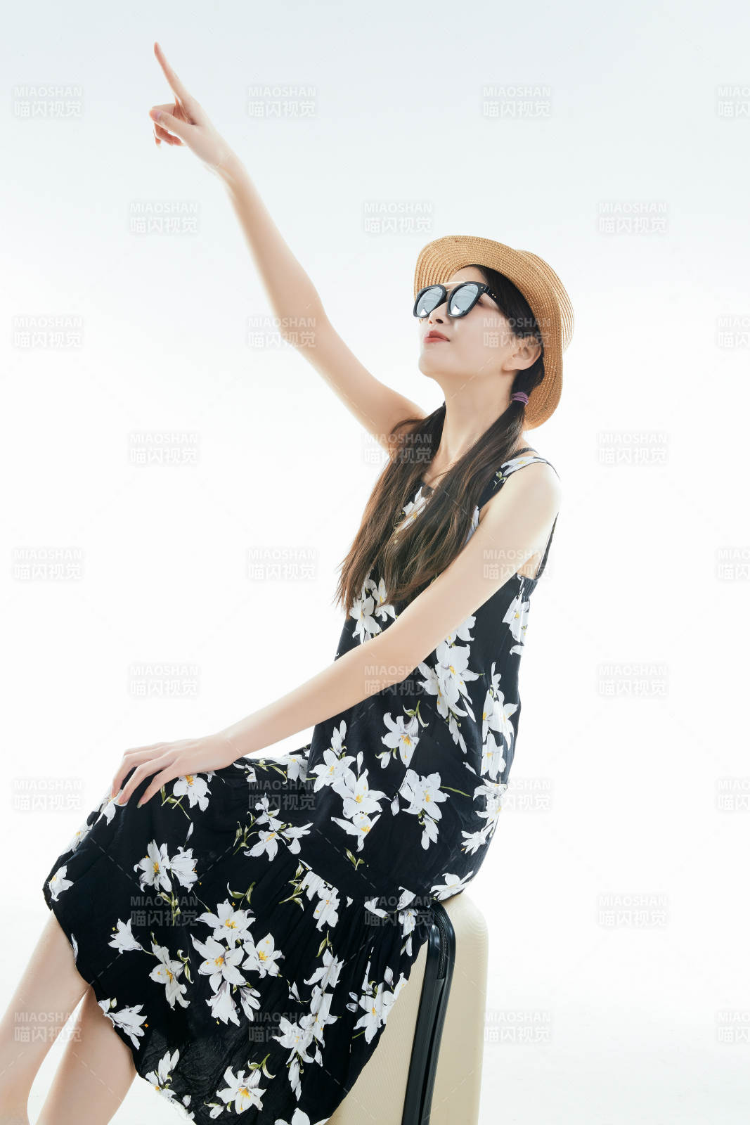 白色背景下准备出发旅行的美丽东方女大学生图片