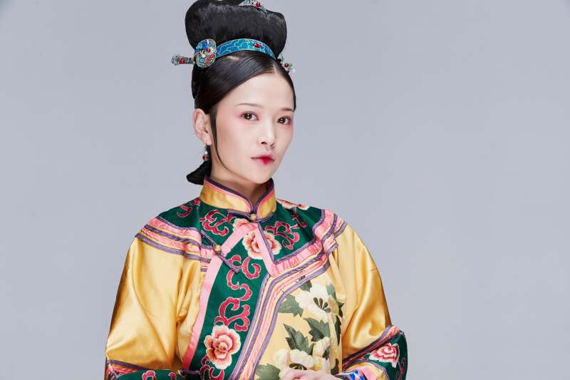 白色背景下的清代女性古装造型清朝古装图片