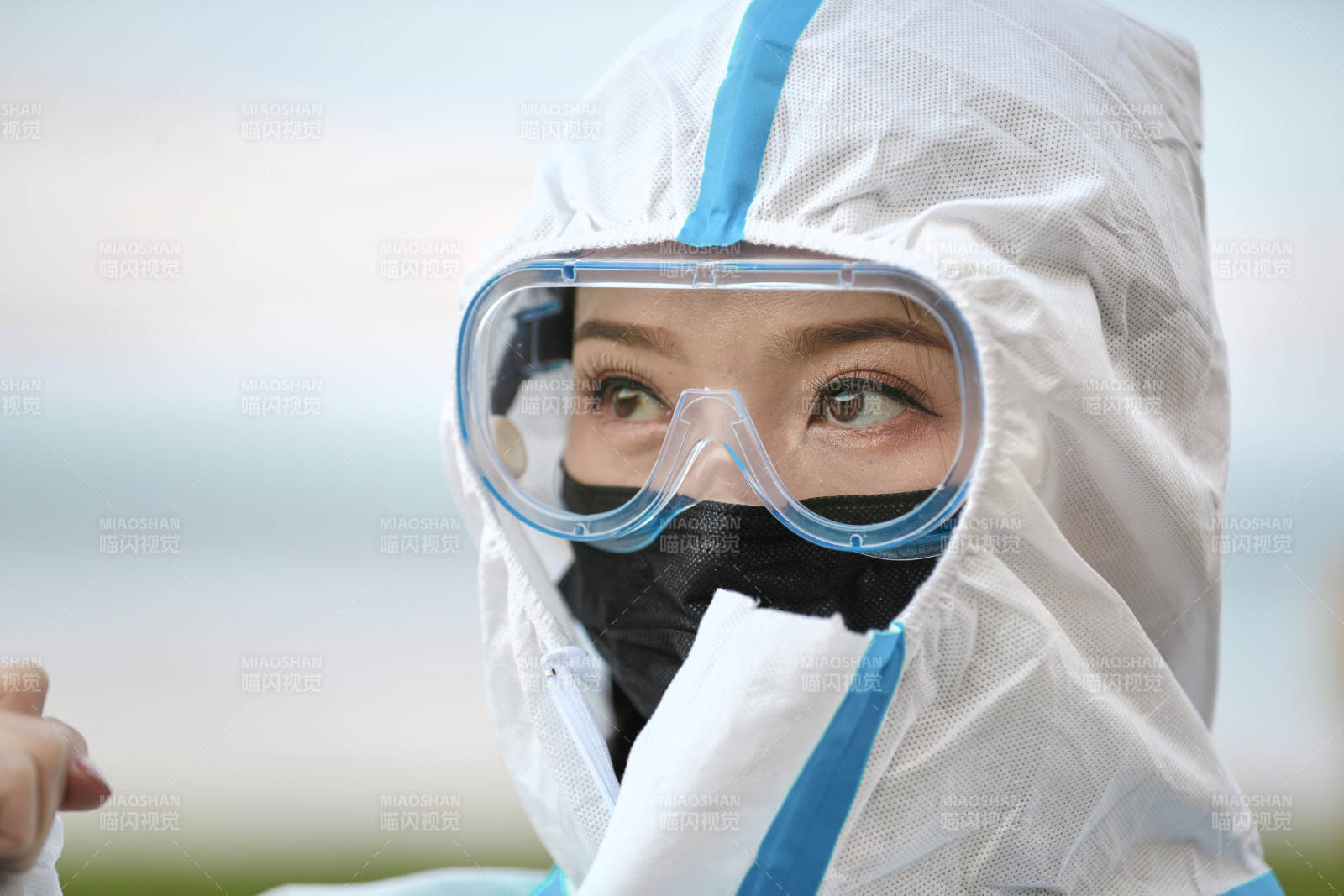 穿白色防护服佩戴护目镜口罩的女性防护人员图片