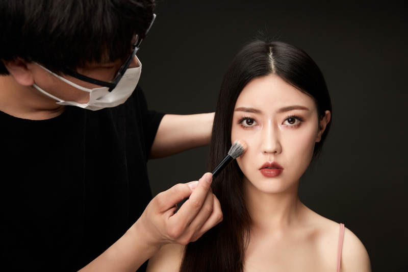进行美妆化妆的化妆师与模特图片