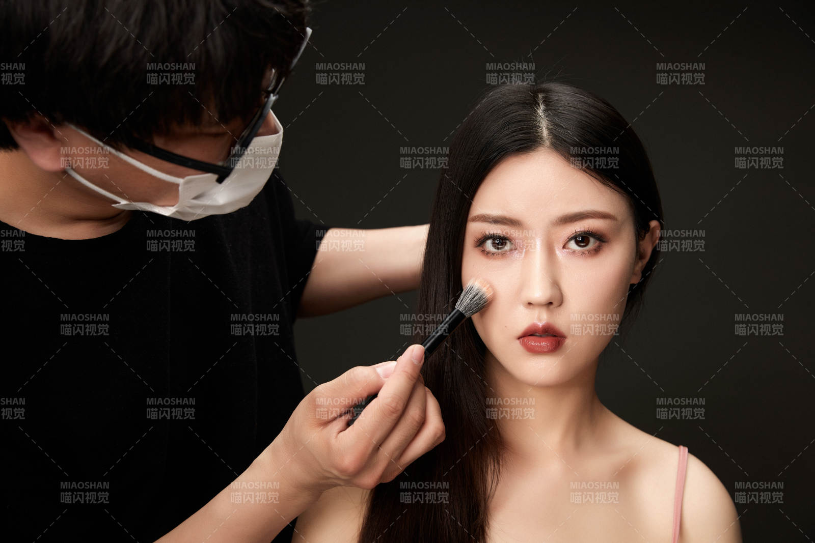 进行美妆化妆的化妆师与模特图片