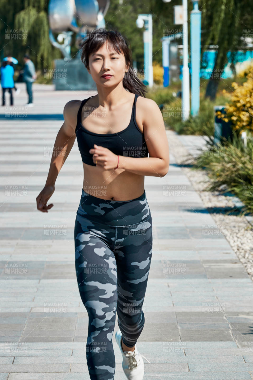 户外河畔公园进行跑步锻炼的亚洲女性图片