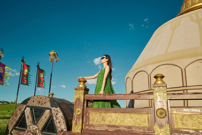 草原湿地公园游玩拍照的亚洲少女图片