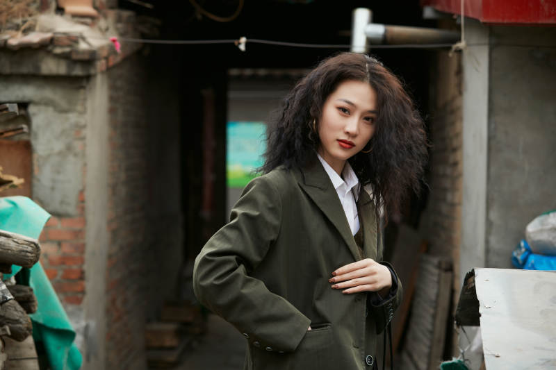 老旧城区里穿着复古港风的美丽清纯少女图片