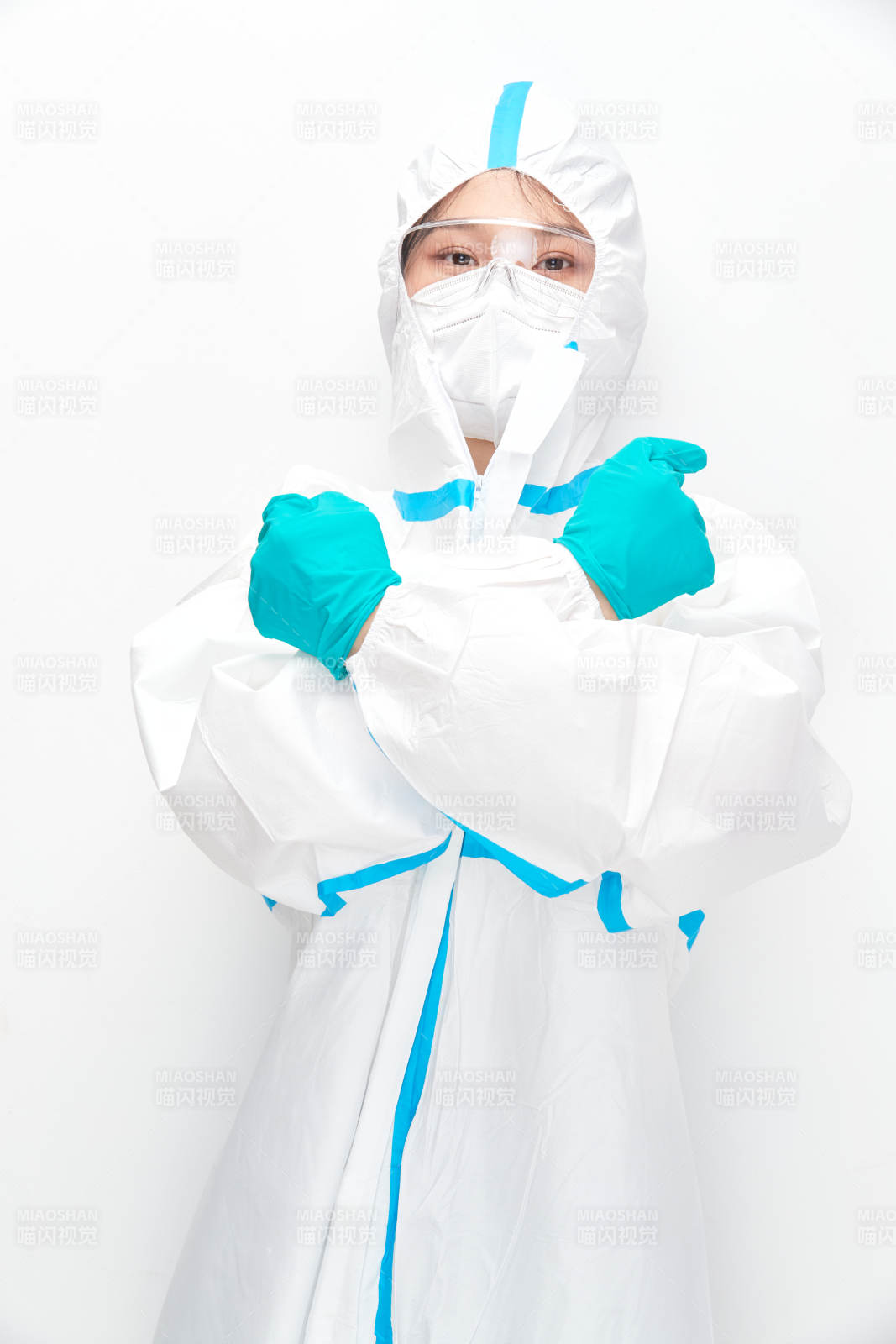 穿白色防护服佩戴护目镜口罩的女性医疗人员图片