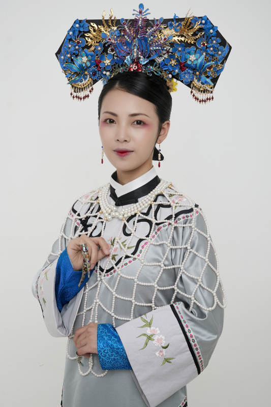 白色背景下的清代女性古装造型清朝古装图片