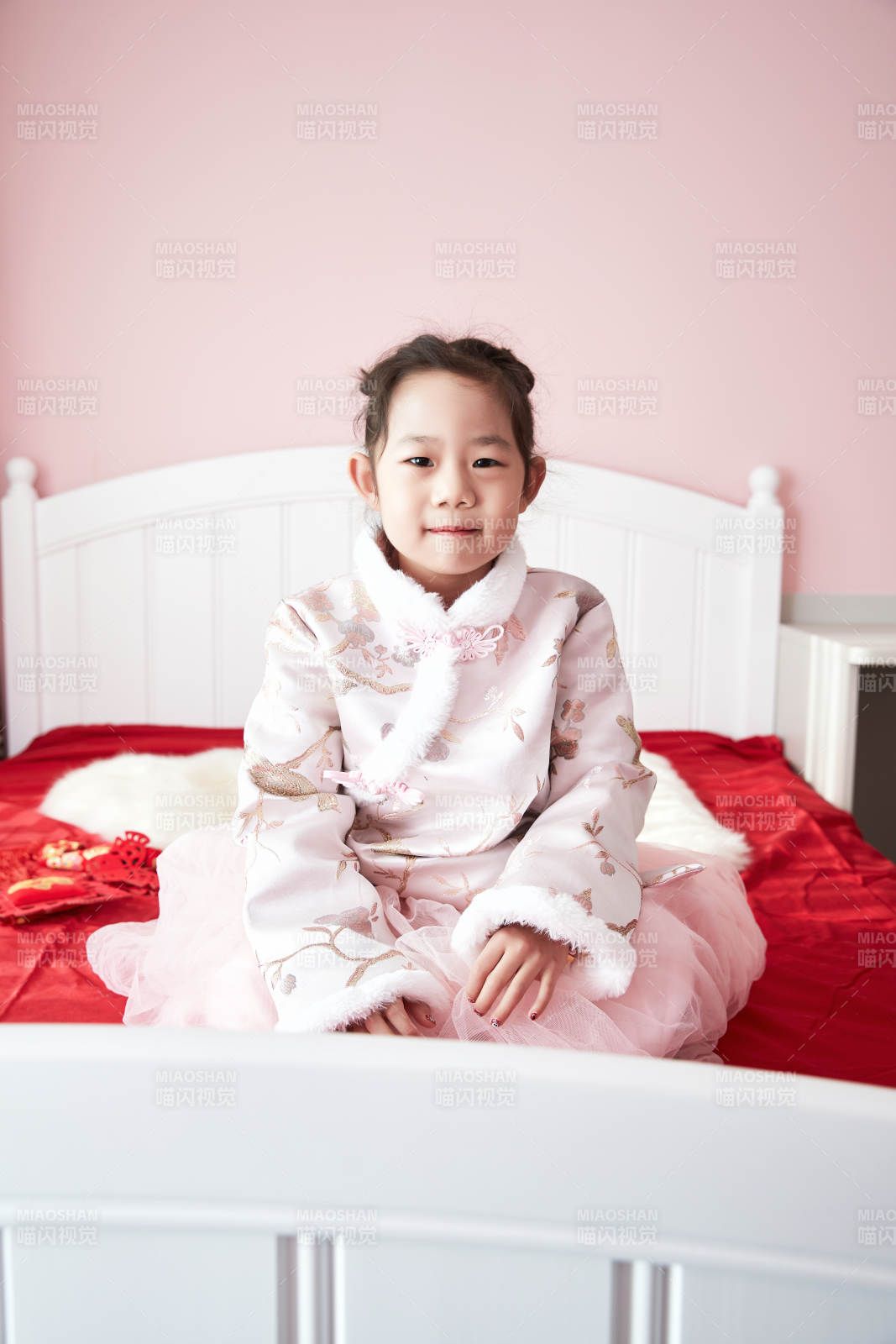 在家玩耍的亚洲小女孩图片