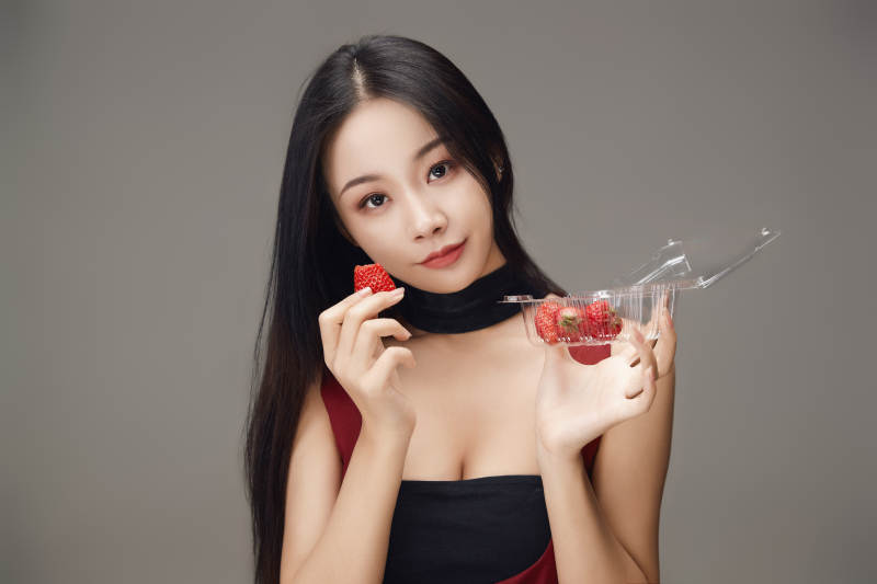 吃水果的亚洲东方长发少女图片