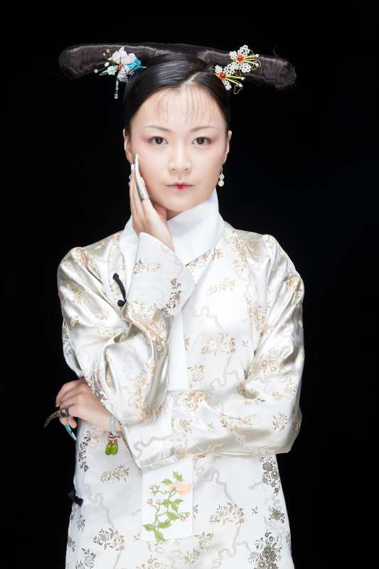 黑色背景下的清代女性古装造型清朝古装图片